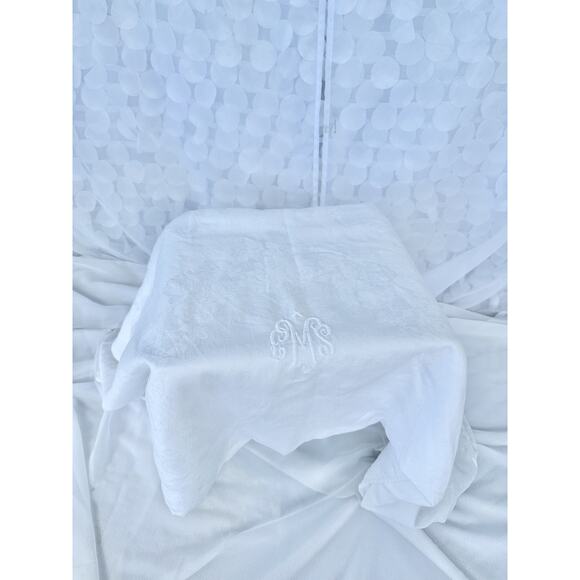 Vintage White 100% Linen DAMASK Tablecloth Floral Rose Embroidered Monogram - Picture 2 of 11